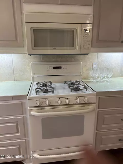 Kitchen - 226 Pine View Cir, Flora, MS 39071 photo 2 of 3