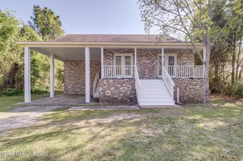 321 Necaise St, Waveland, MS 39576