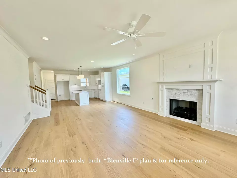 Living - 2558 Saint Charles Cv, Southaven, MS 38672 photo 2 of 3