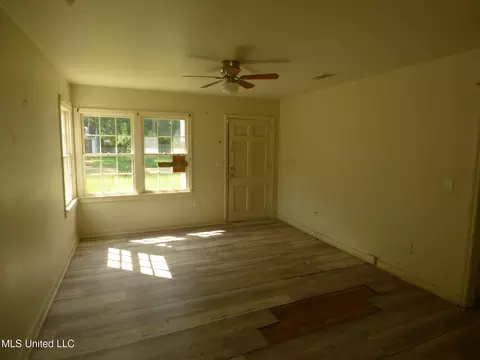 Living - 906 Myra St, Brookhaven, MS 39601 photo 2 of 3