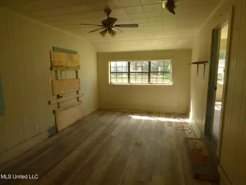 Living - 906 Myra St, Brookhaven, MS 39601 photo 3 of 3