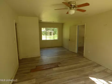 Living - 906 Myra St, Brookhaven, MS 39601 photo 1 of 3