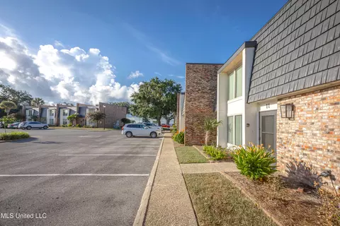 527 Front Beach Apt 11 Dr, Ocean Springs, MS 39564