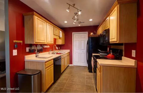 Kitchen - 623 Sandpiper Dr, Brandon, MS 39047 photo 3 of 4