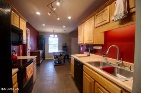 Kitchen - 623 Sandpiper Dr, Brandon, MS 39047 photo 4 of 4