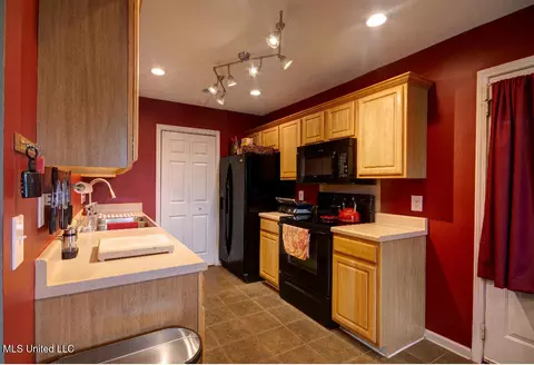 Kitchen - 623 Sandpiper Dr, Brandon, MS 39047 photo 2 of 4