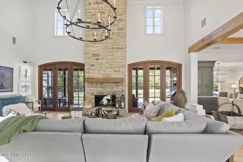 Living - 101 Red Leaf Cv, Ridgeland, MS 39157 photo 4 of 6
