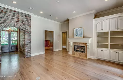 Living - 111 Johnstone Dr, Madison, MS 39110 photo 3 of 9