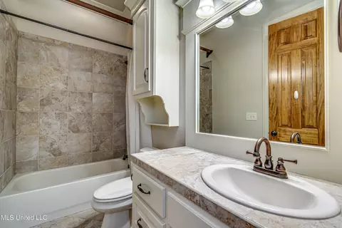 Bath - 111 Johnstone Dr, Madison, MS 39110 photo 8 of 10