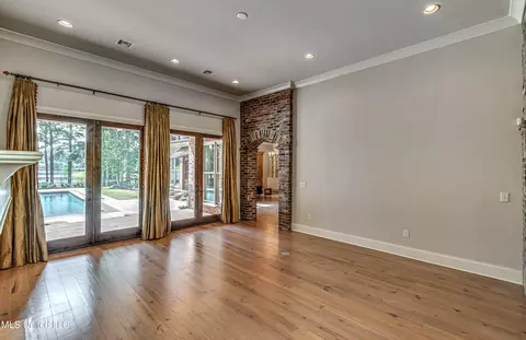 Living - 111 Johnstone Dr, Madison, MS 39110 photo 2 of 9