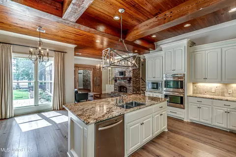 Kitchen - 111 Johnstone Dr, Madison, MS 39110 photo 2 of 9