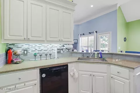 Kitchen - 119 Tradition Pkwy, Flowood, MS 39232 photo 3 of 3