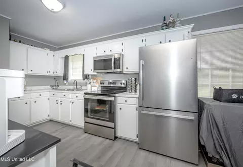 Kitchen - 3609 Doris Cir, Moss Point, MS 39563 photo 5 of 5