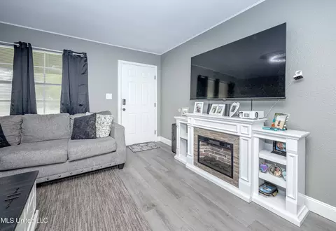Living - 3609 Doris Cir, Moss Point, MS 39563 photo 3 of 4