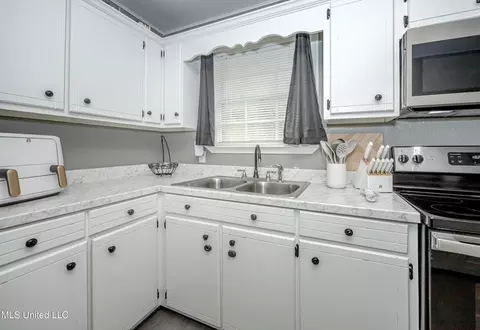 Kitchen - 3609 Doris Cir, Moss Point, MS 39563 photo 2 of 5
