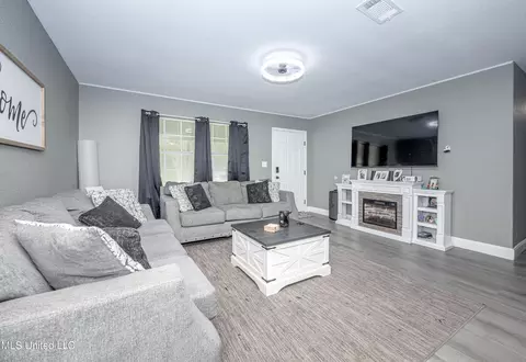 Living - 3609 Doris Cir, Moss Point, MS 39563 photo 2 of 4