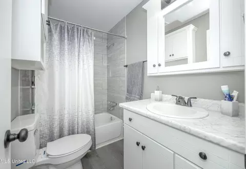 Bath - 3609 Doris Cir, Moss Point, MS 39563 photo 1 of 5