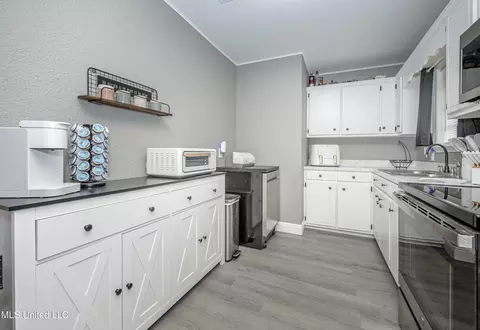 Kitchen - 3609 Doris Cir, Moss Point, MS 39563 photo 4 of 5