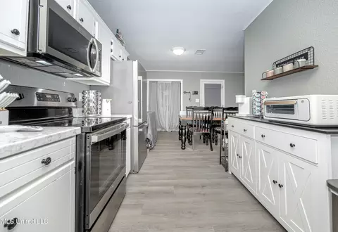 Kitchen - 3609 Doris Cir, Moss Point, MS 39563 photo 3 of 5