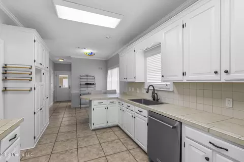 Kitchen - 203 Heritage Dr, Madison, MS 39110 photo 3 of 3