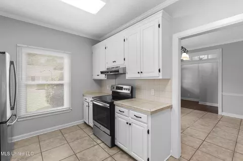 Kitchen - 203 Heritage Dr, Madison, MS 39110 photo 2 of 3