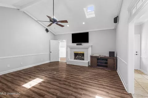 Living - 203 Heritage Dr, Madison, MS 39110 photo 2 of 3