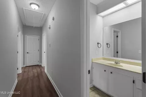 Entry Way - 203 Heritage Dr, Madison, MS 39110 photo 4 of 9