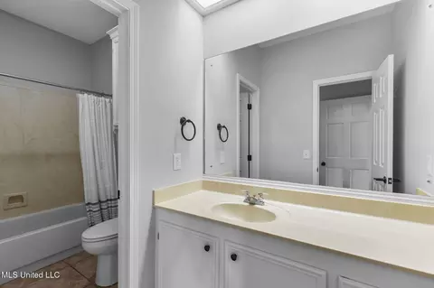 Bath - 203 Heritage Dr, Madison, MS 39110 photo 1 of 8
