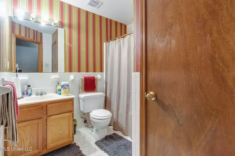Bath - 6741 Hacks Cross Rd, Olive Branch, MS 38654 photo 1 of 2