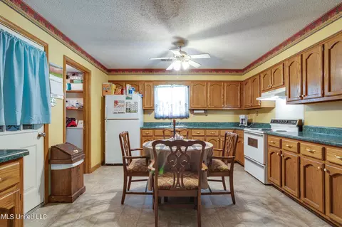 Kitchen - 6741 Hacks Cross Rd, Olive Branch, MS 38654 photo 3 of 4