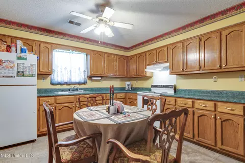 Kitchen - 6741 Hacks Cross Rd, Olive Branch, MS 38654 photo 4 of 4