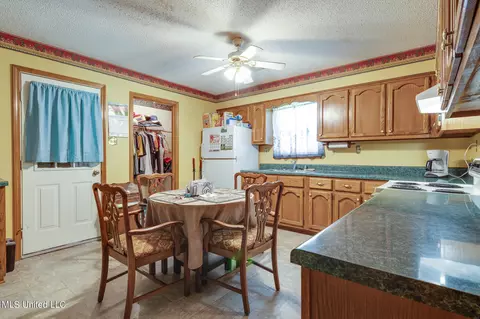 Kitchen - 6741 Hacks Cross Rd, Olive Branch, MS 38654 photo 2 of 4