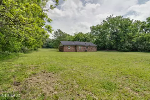 Exterior - 6741 Hacks Cross Rd, Olive Branch, MS 38654 photo 8 of 10