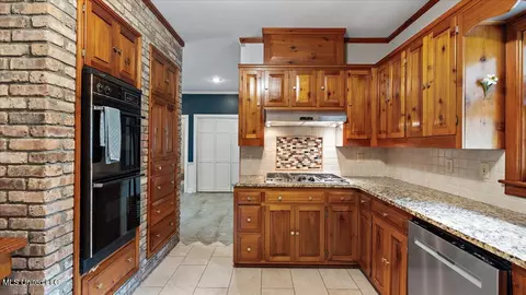 Kitchen - 112 Swallow Dr, Brandon, MS 39047 photo 3 of 3