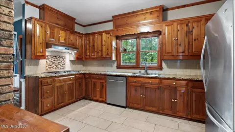 Kitchen - 112 Swallow Dr, Brandon, MS 39047 photo 1 of 3
