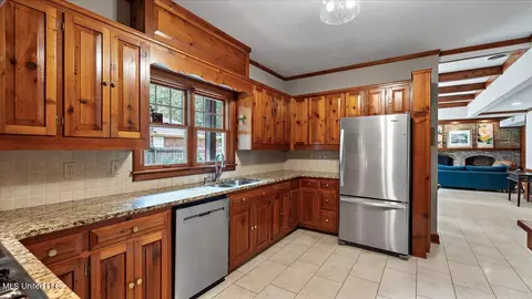 Kitchen - 112 Swallow Dr, Brandon, MS 39047 photo 2 of 3