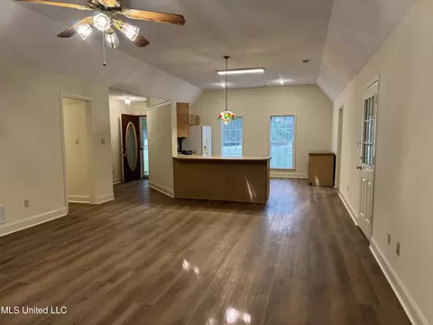 Living - 350 Carrington Ct, Hernando, MS 38632 photo 2 of 2