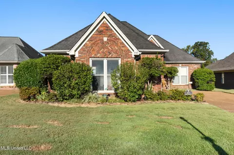 Exterior - 457 Fairway Oaks Dr, Hernando, MS 38632 photo 2 of 3