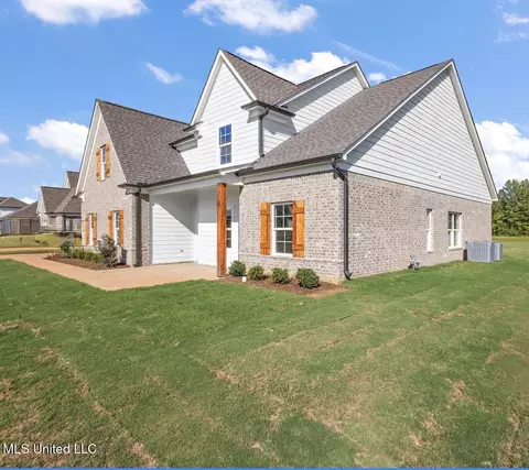 Exterior - 696 Wells Dr, Hernando, MS 38632 photo 2 of 4