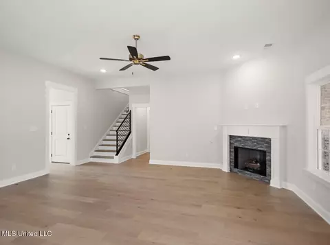 Living - 696 Wells Dr, Hernando, MS 38632 photo 2 of 3