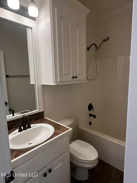 Bath - 403 Roxbury Pl, Florence, MS 39073 photo 7 of 9