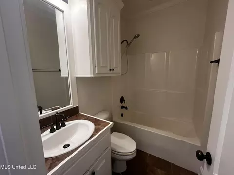 Bath - 403 Roxbury Pl, Florence, MS 39073 photo 8 of 9