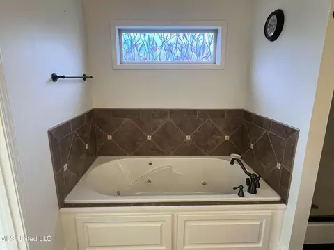 Bath - 403 Roxbury Pl, Florence, MS 39073 photo 2 of 9