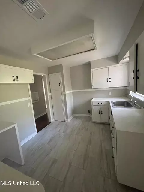 2364 Coronet Pl, Jackson, MS 39204 photo 3