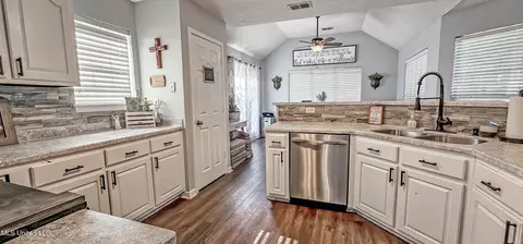 Kitchen - 665 Cedar Grove Cv, Hernando, MS 38632 photo 3 of 3