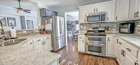 Kitchen - 665 Cedar Grove Cv, Hernando, MS 38632 photo 2 of 3