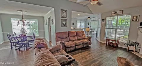 Living - 665 Cedar Grove Cv, Hernando, MS 38632 photo 2 of 3