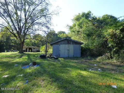 Exterior - 32 Rose Hill Dr, Natchez, MS 39120 photo 2 of 5