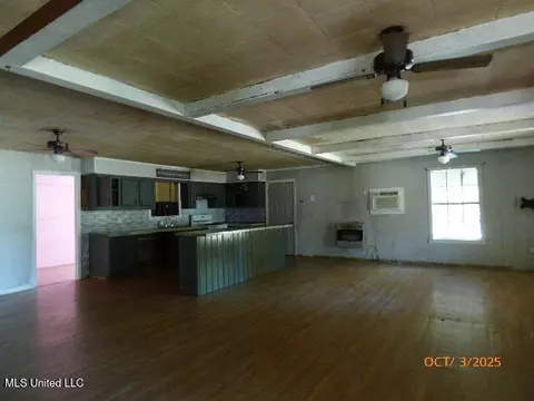 Living - 32 Rose Hill Dr, Natchez, MS 39120 photo 2 of 4