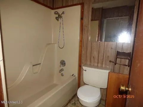 Bath - 32 Rose Hill Dr, Natchez, MS 39120 photo 1 of 2